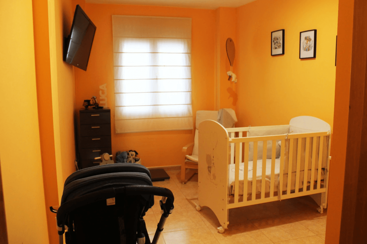 Wohnung in Vergel mit 3 Schlafzimmern, Parkplatz und Abstellraum.