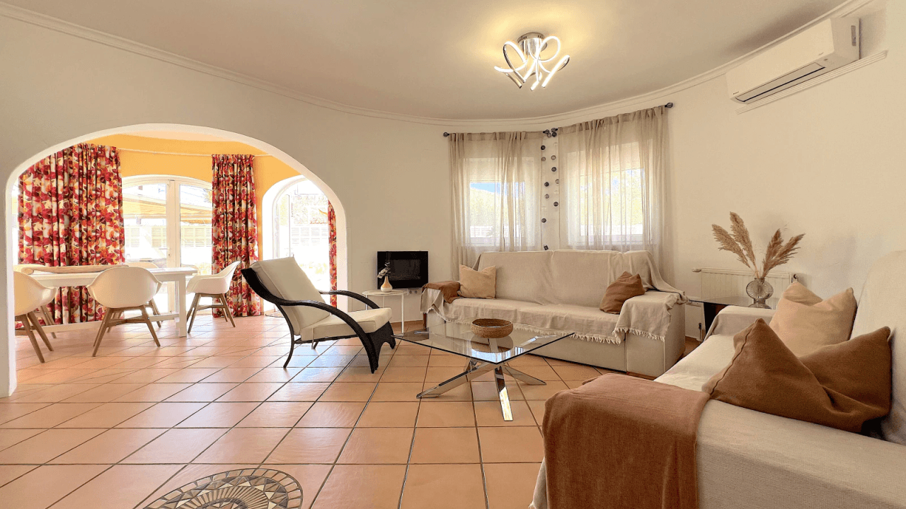 Top gepflegte Villa mit 2 Dachterrassen und vielen Extras, aktuelle Vermietungslizenz liegt vor.