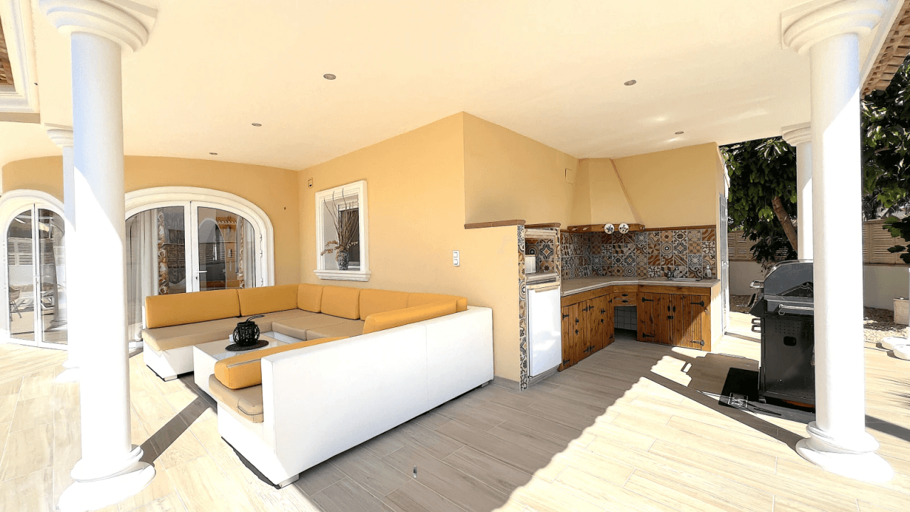 Top gepflegte Villa mit 2 Dachterrassen und vielen Extras, aktuelle Vermietungslizenz liegt vor.