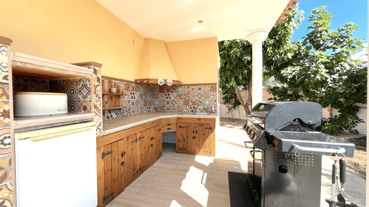 Top gepflegte Villa mit 2 Dachterrassen und vielen Extras, aktuelle Vermietungslizenz liegt vor.