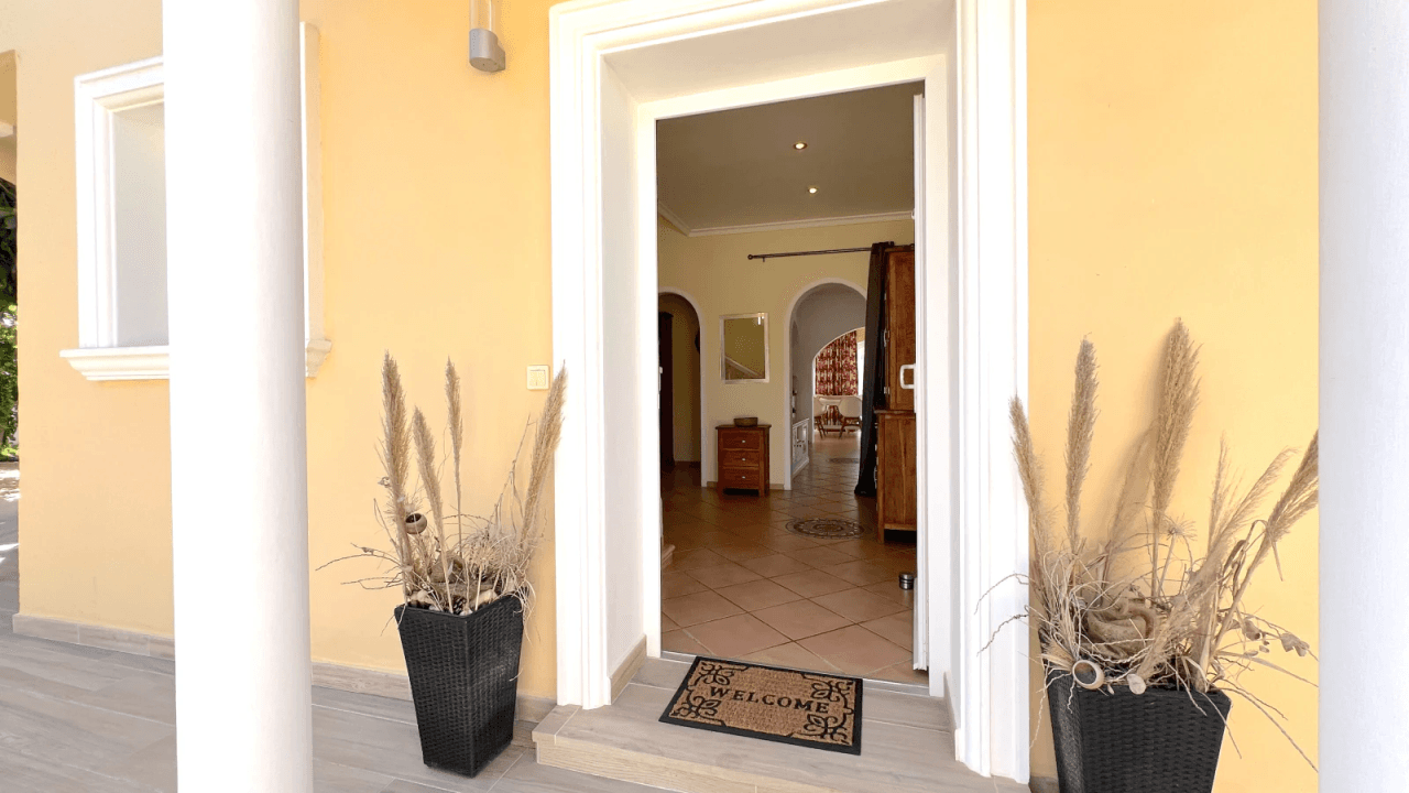 Top gepflegte Villa mit 2 Dachterrassen und vielen Extras, aktuelle Vermietungslizenz liegt vor.