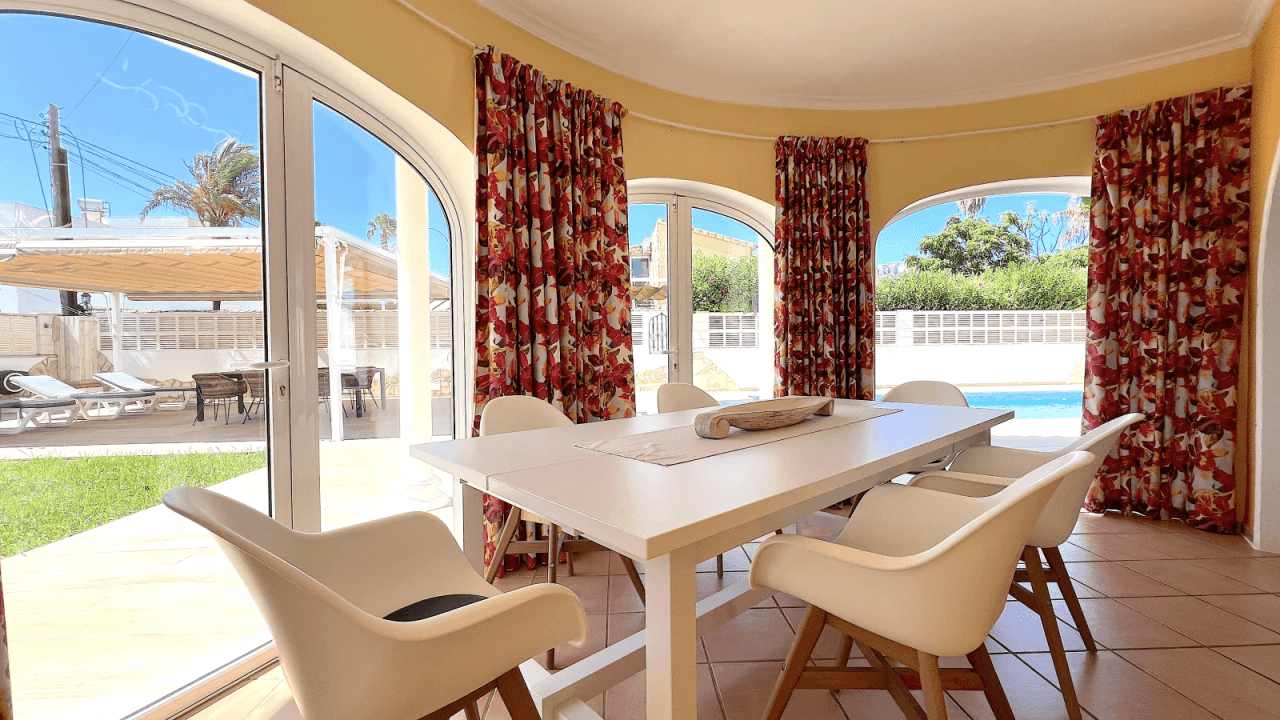 Top gepflegte Villa mit 2 Dachterrassen und vielen Extras, aktuelle Vermietungslizenz liegt vor.