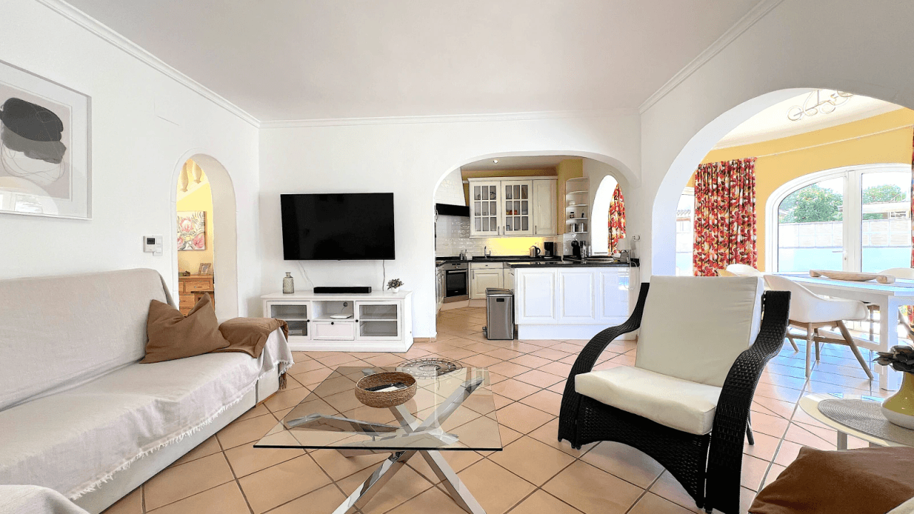 Top gepflegte Villa mit 2 Dachterrassen und vielen Extras, aktuelle Vermietungslizenz liegt vor.