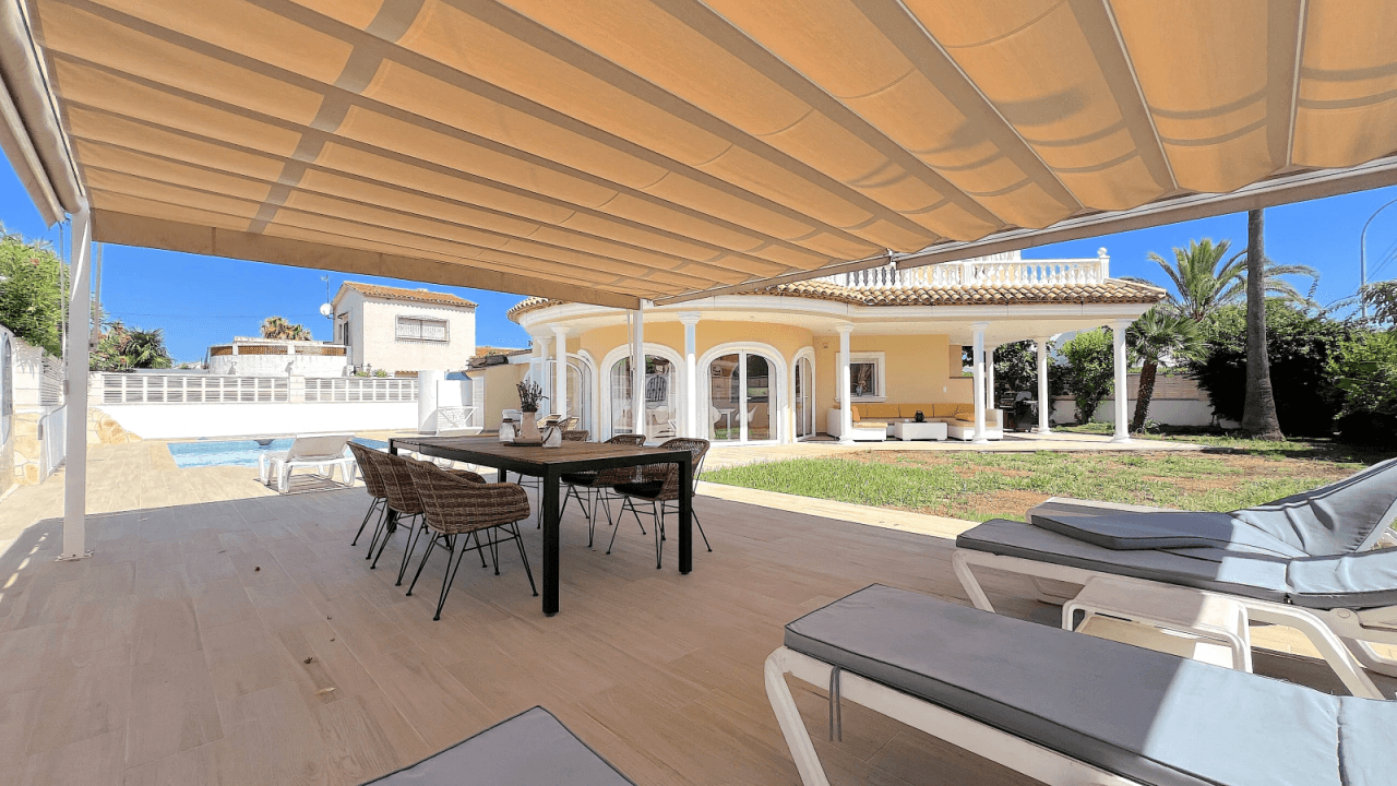 Top gepflegte Villa mit 2 Dachterrassen und vielen Extras, aktuelle Vermietungslizenz liegt vor.