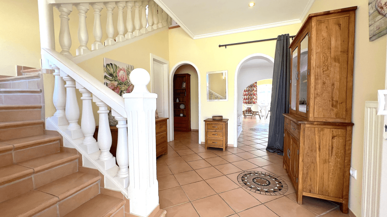 Top gepflegte Villa mit 2 Dachterrassen und vielen Extras, aktuelle Vermietungslizenz liegt vor.