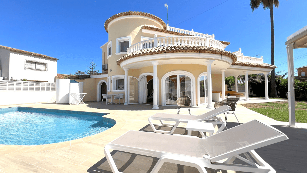 Top gepflegte Villa mit 2 Dachterrassen und vielen Extras, aktuelle Vermietungslizenz liegt vor.