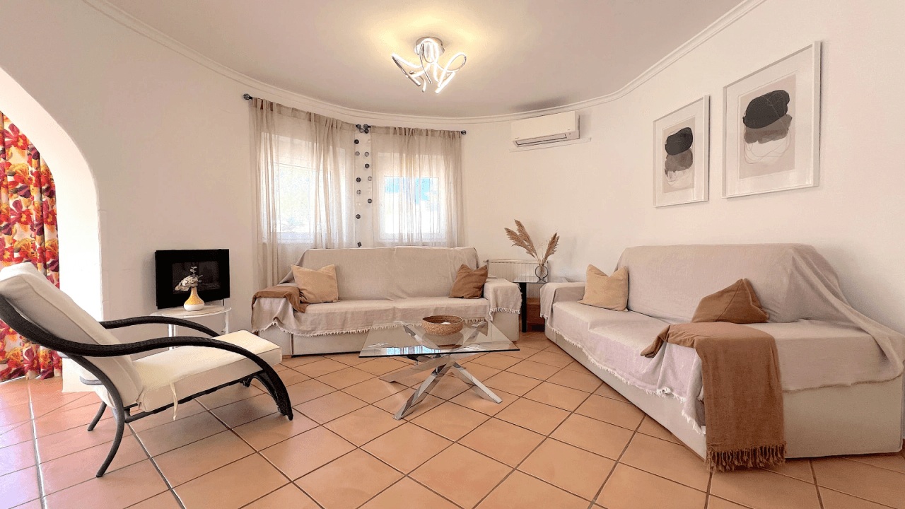 Top gepflegte Villa mit 2 Dachterrassen und vielen Extras, aktuelle Vermietungslizenz liegt vor.