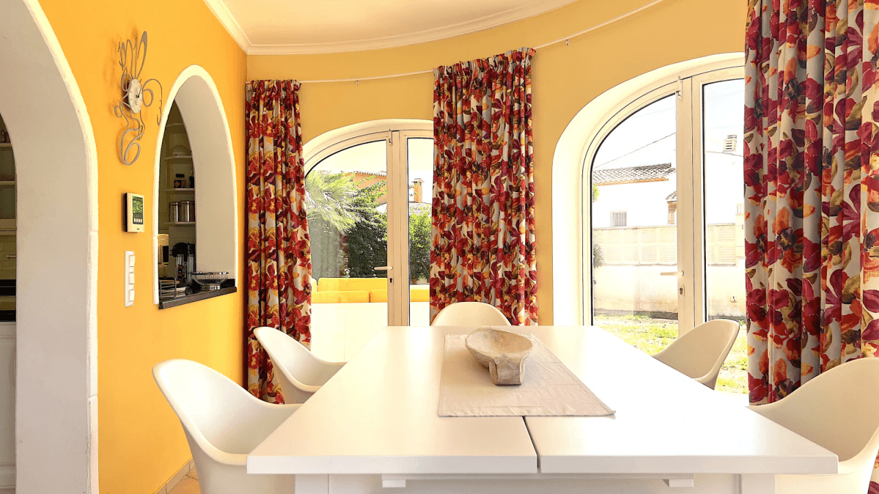 Top gepflegte Villa mit 2 Dachterrassen und vielen Extras, aktuelle Vermietungslizenz liegt vor.
