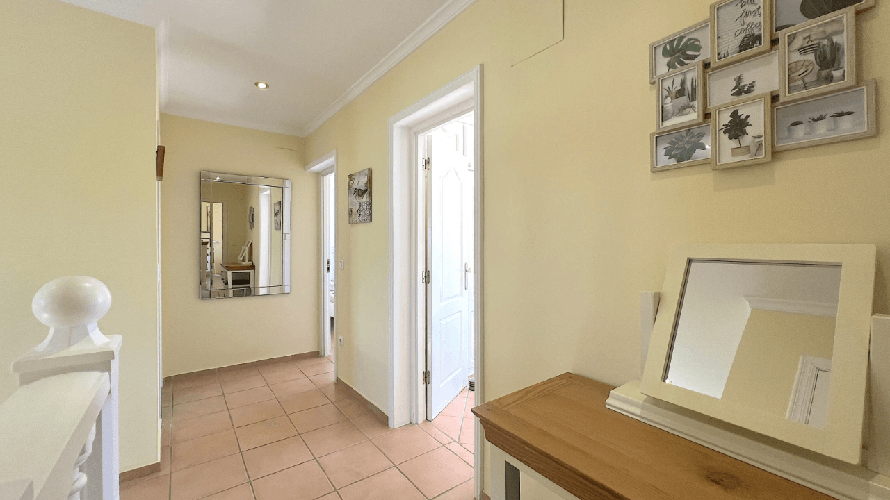 Top gepflegte Villa mit 2 Dachterrassen und vielen Extras, aktuelle Vermietungslizenz liegt vor.