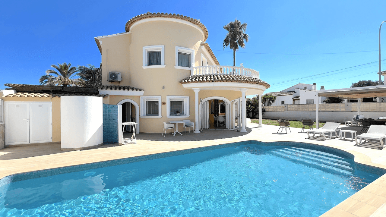 Top gepflegte Villa mit 2 Dachterrassen und vielen Extras, aktuelle Vermietungslizenz liegt vor.