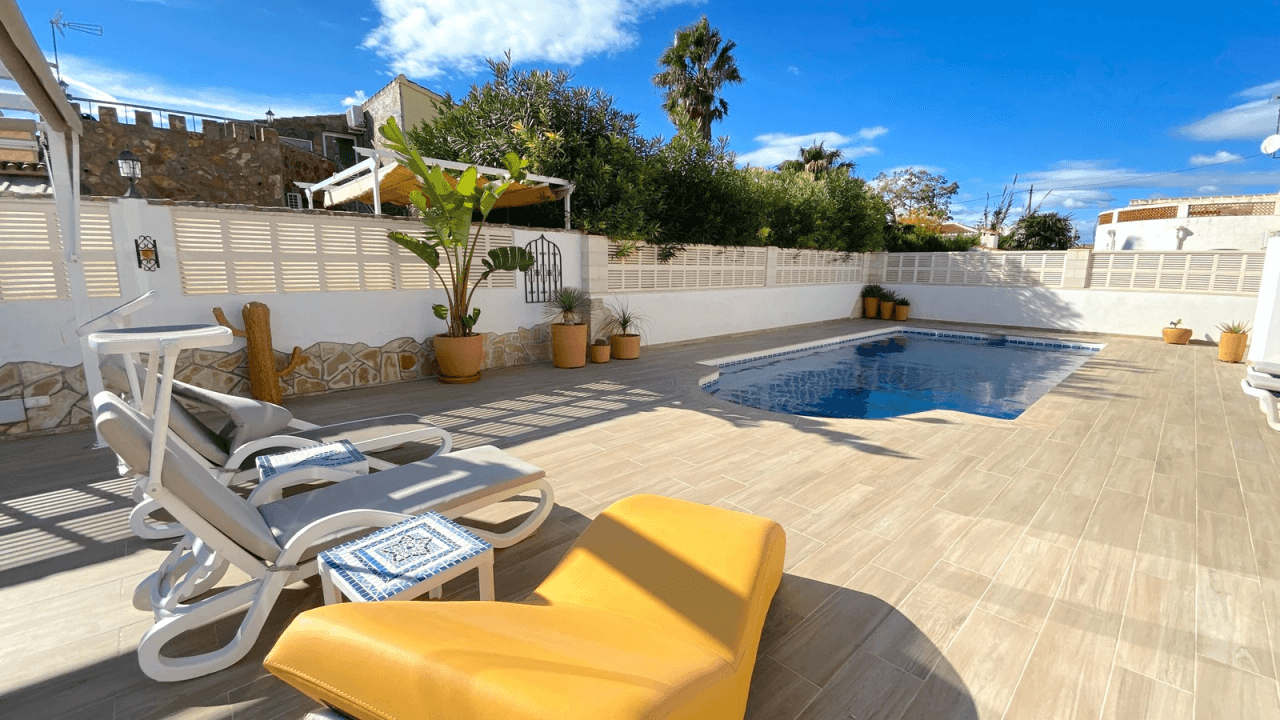 Top gepflegte Villa mit 2 Dachterrassen und vielen Extras, aktuelle Vermietungslizenz liegt vor.