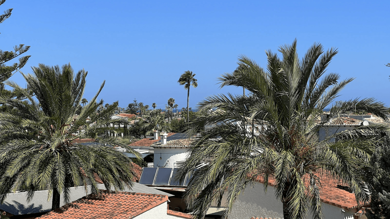 Top gepflegte Villa mit 2 Dachterrassen und vielen Extras, aktuelle Vermietungslizenz liegt vor.