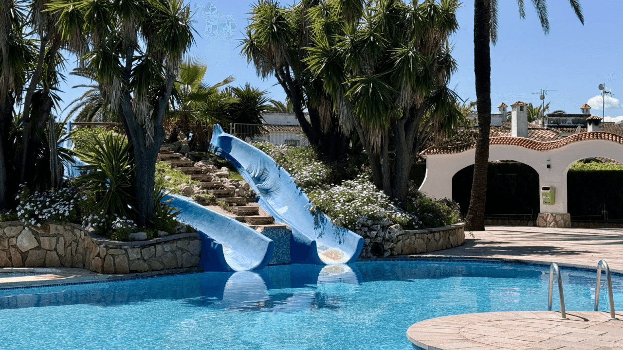 EXCLUSIV: Sehr gepflegtes Reihenhaus mit 3 Schlafzimmern in der beliebten Ferienanlage El Palmar mit großer Poollandschaft