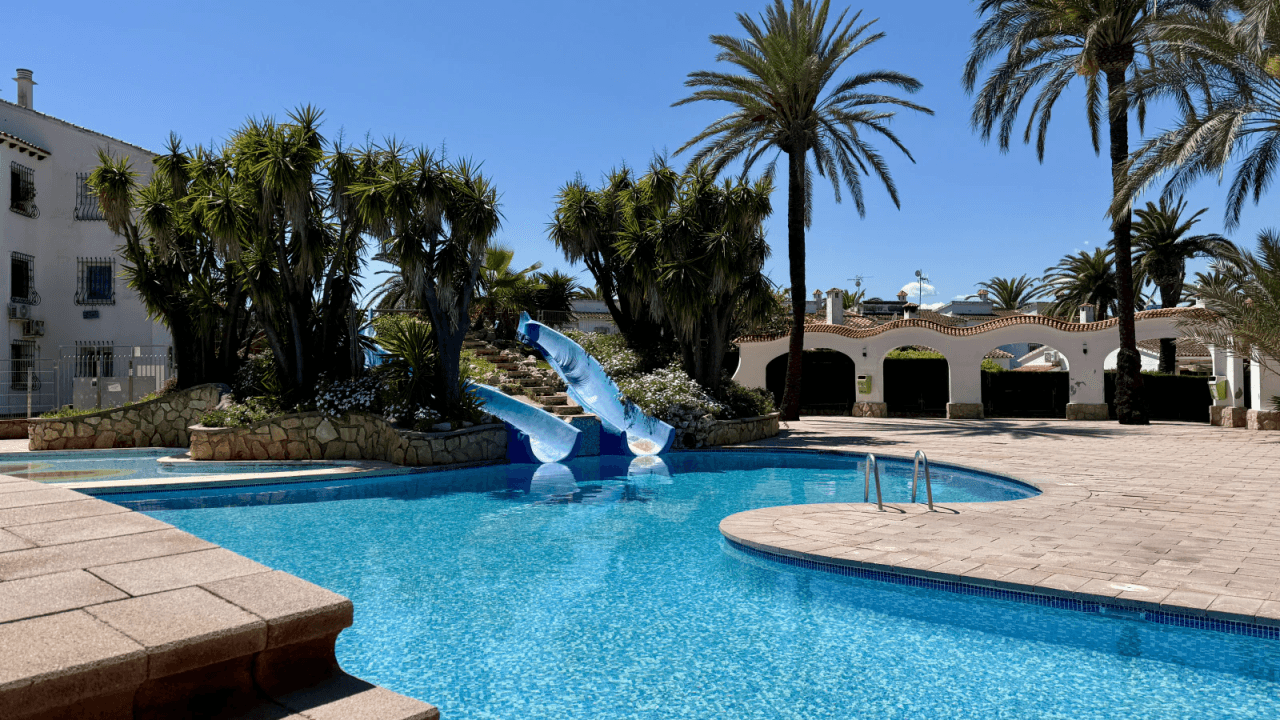 EXCLUSIV: Sehr gepflegtes Reihenhaus mit 3 Schlafzimmern in der beliebten Ferienanlage El Palmar mit großer Poollandschaft