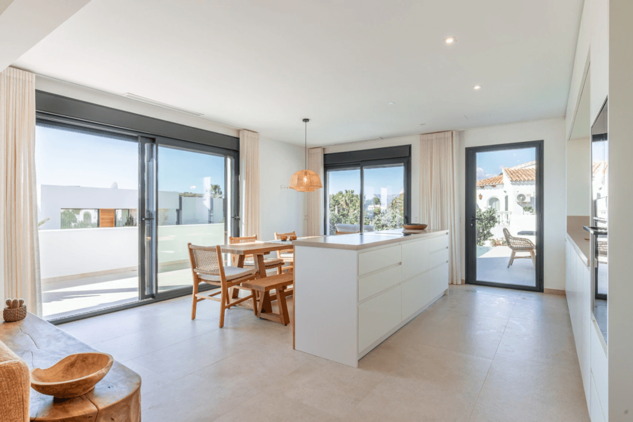 Ibiza-Stil Luxusvilla in Moraira — Mediterrane Eleganz nur 1 km vom Meer entfernt