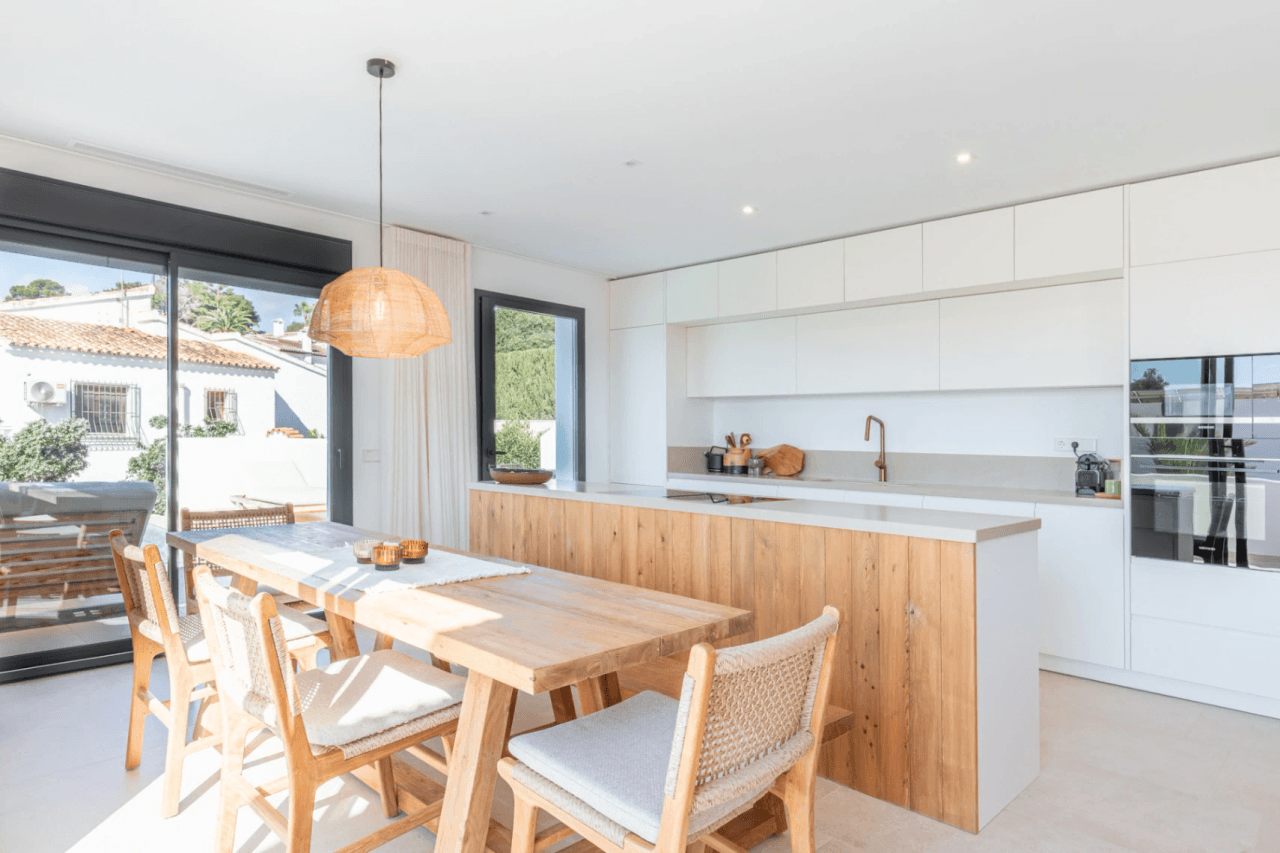 Ibiza-Stil Luxusvilla in Moraira — Mediterrane Eleganz nur 1 km vom Meer entfernt