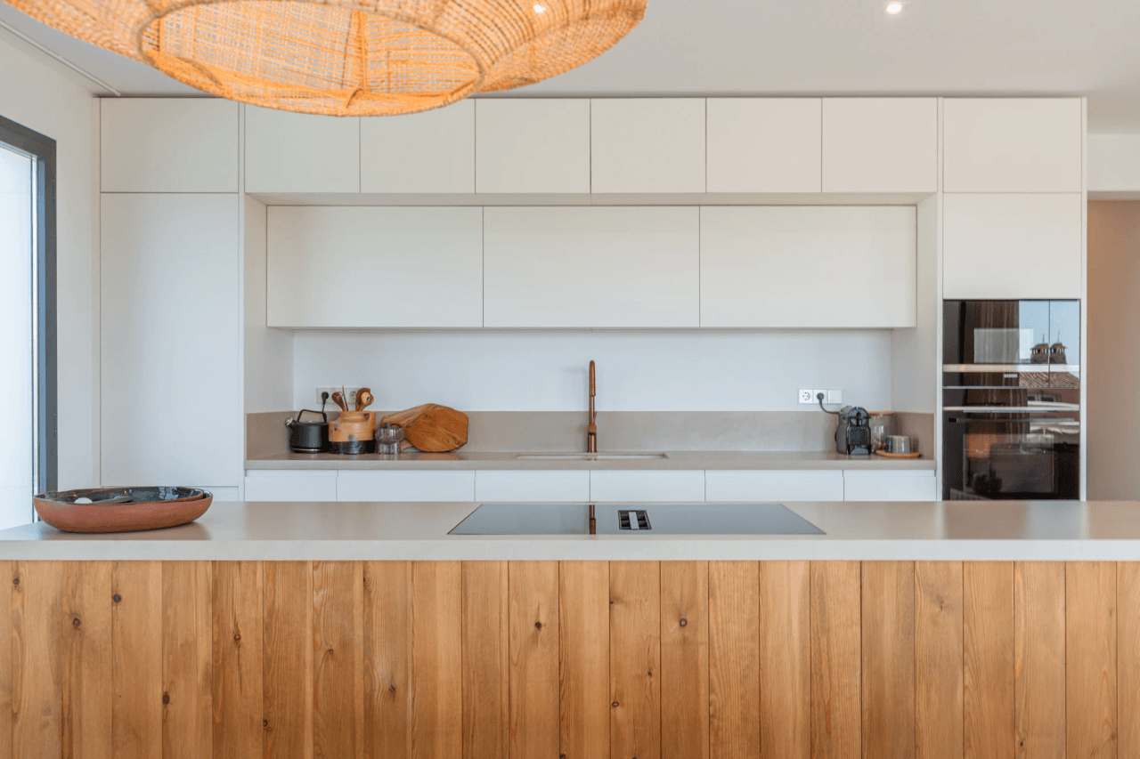 Ibiza-Stil Luxusvilla in Moraira — Mediterrane Eleganz nur 1 km vom Meer entfernt