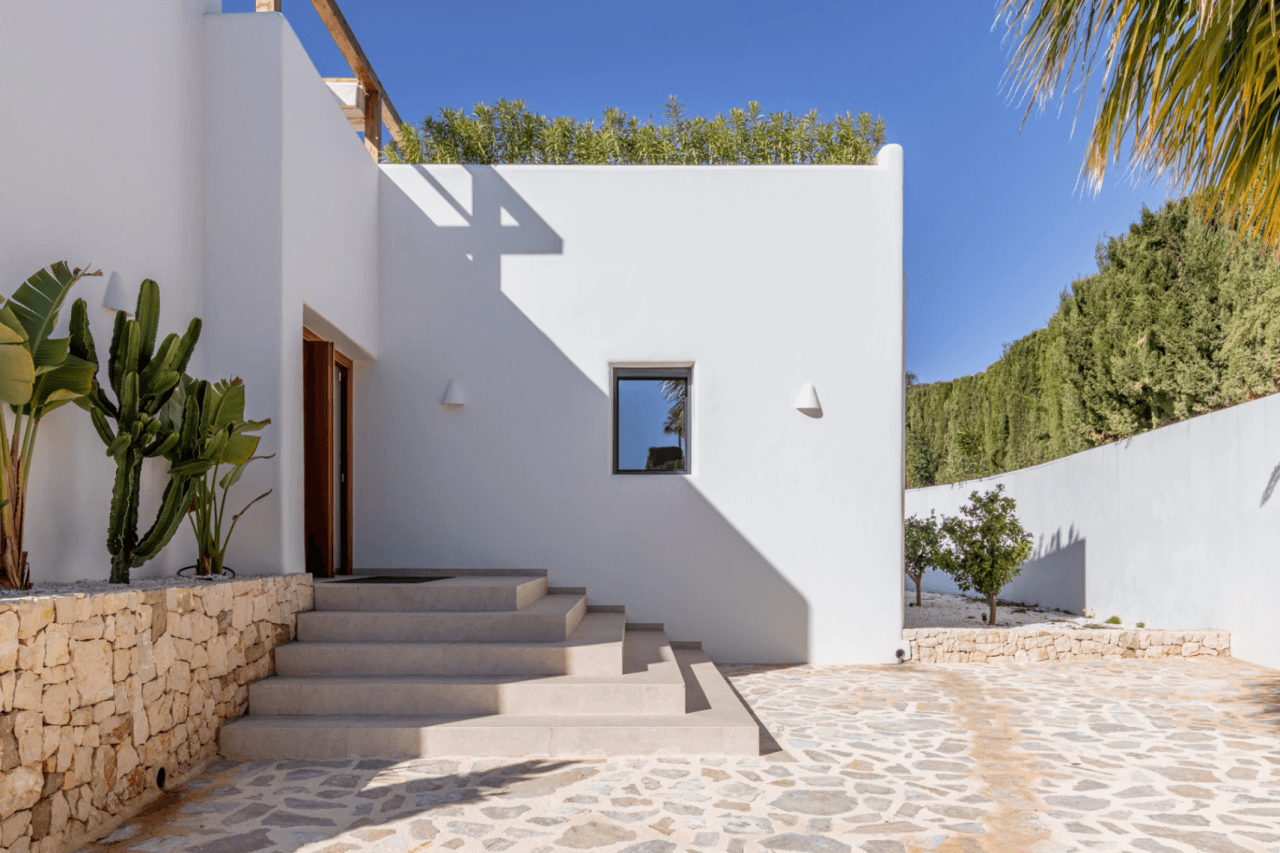 Ibiza-Stil Luxusvilla in Moraira — Mediterrane Eleganz nur 1 km vom Meer entfernt