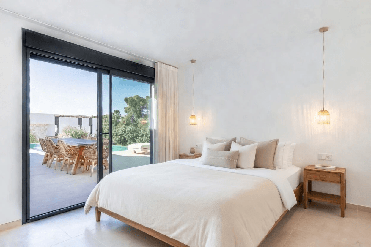 Ibiza-Stil Luxusvilla in Moraira — Mediterrane Eleganz nur 1 km vom Meer entfernt