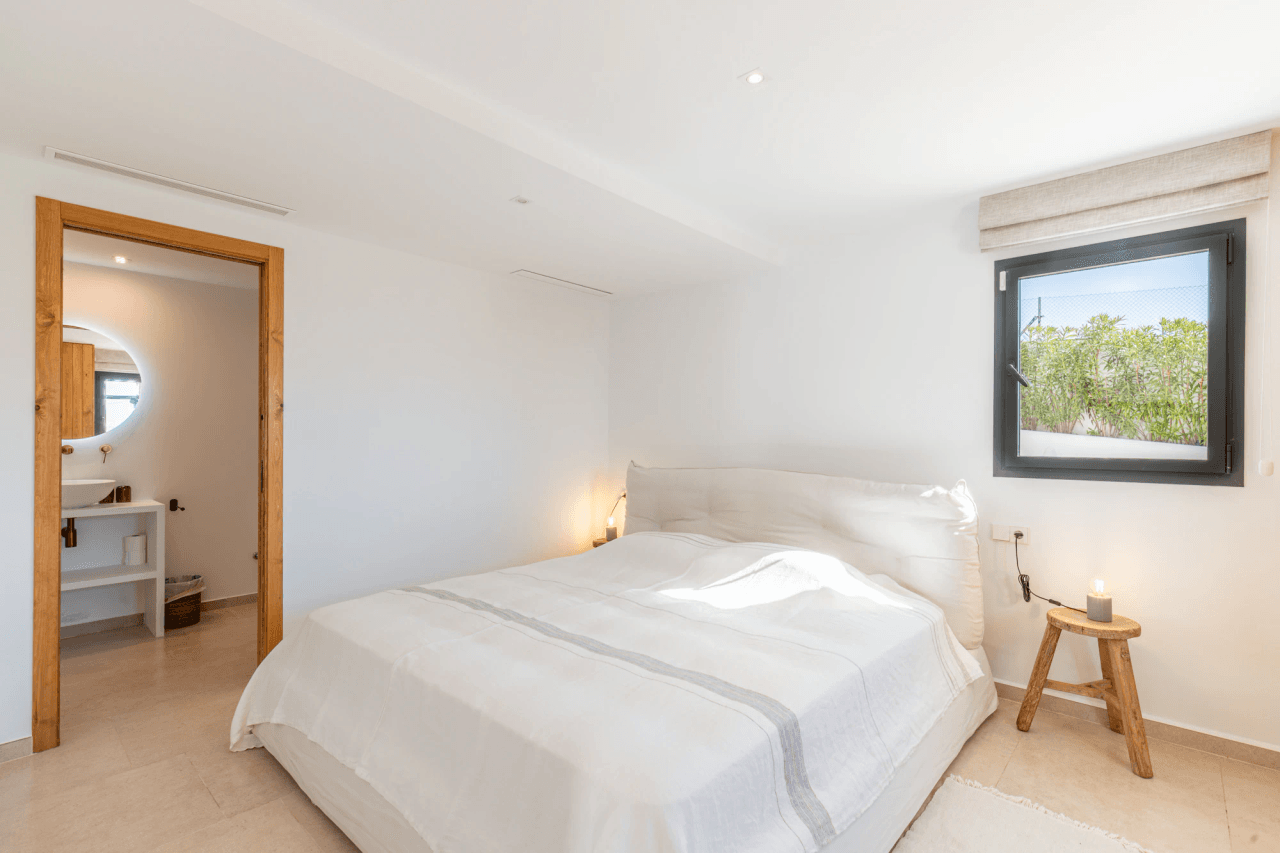 Ibiza-Stil Luxusvilla in Moraira — Mediterrane Eleganz nur 1 km vom Meer entfernt