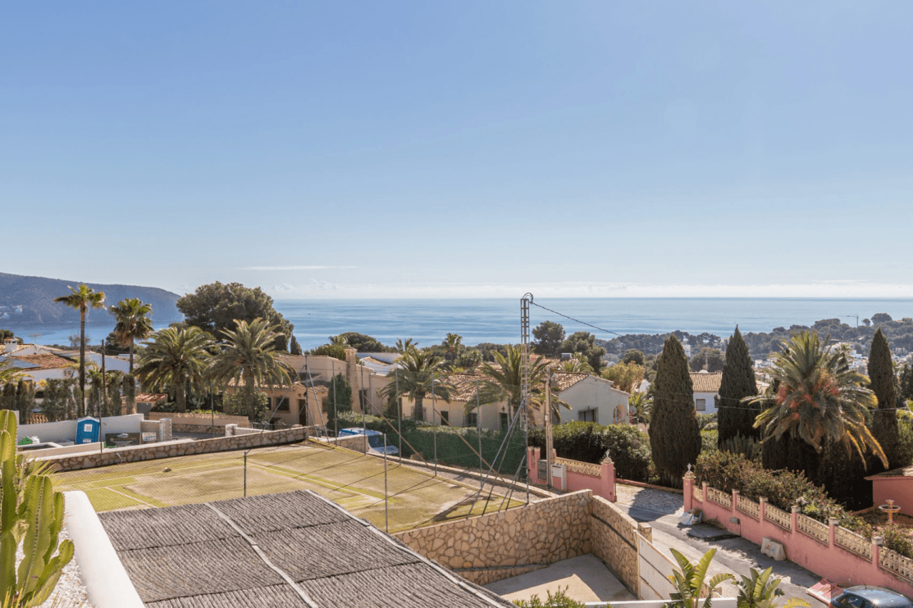 Ibiza-Stil Luxusvilla in Moraira — Mediterrane Eleganz nur 1 km vom Meer entfernt