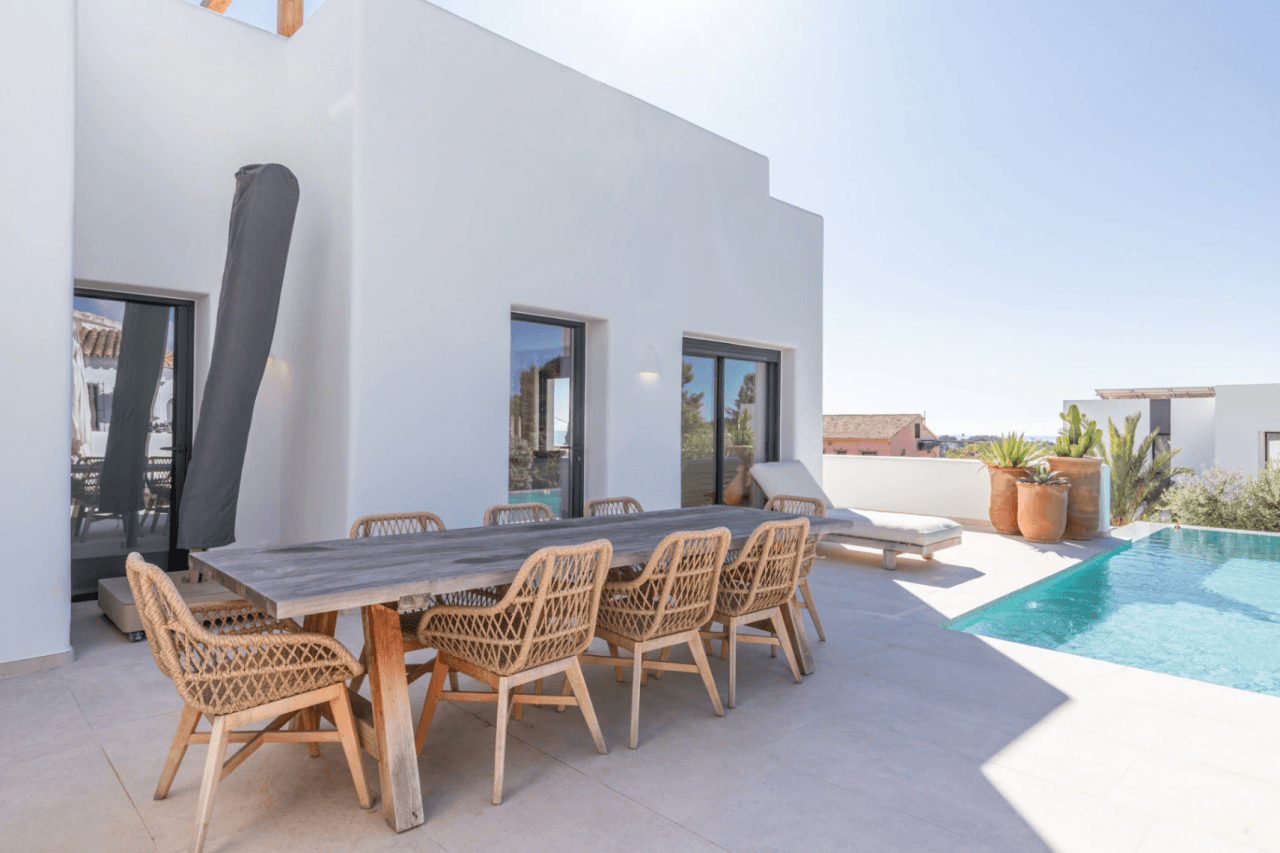 Ibiza-Stil Luxusvilla in Moraira — Mediterrane Eleganz nur 1 km vom Meer entfernt