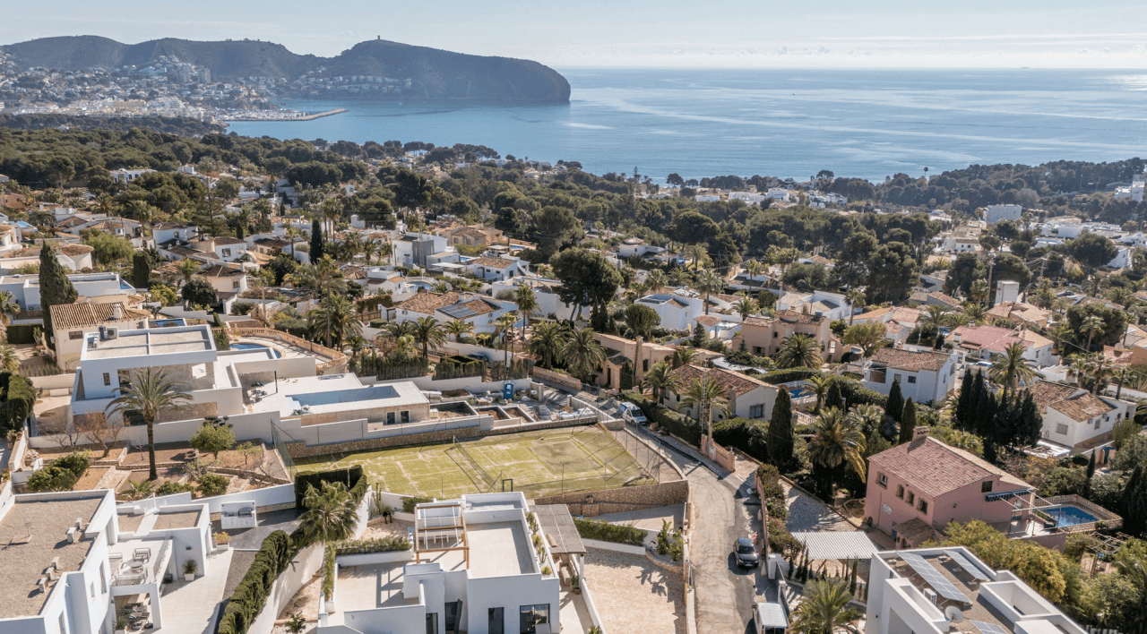 Ibiza-Stil Luxusvilla in Moraira — Mediterrane Eleganz nur 1 km vom Meer entfernt