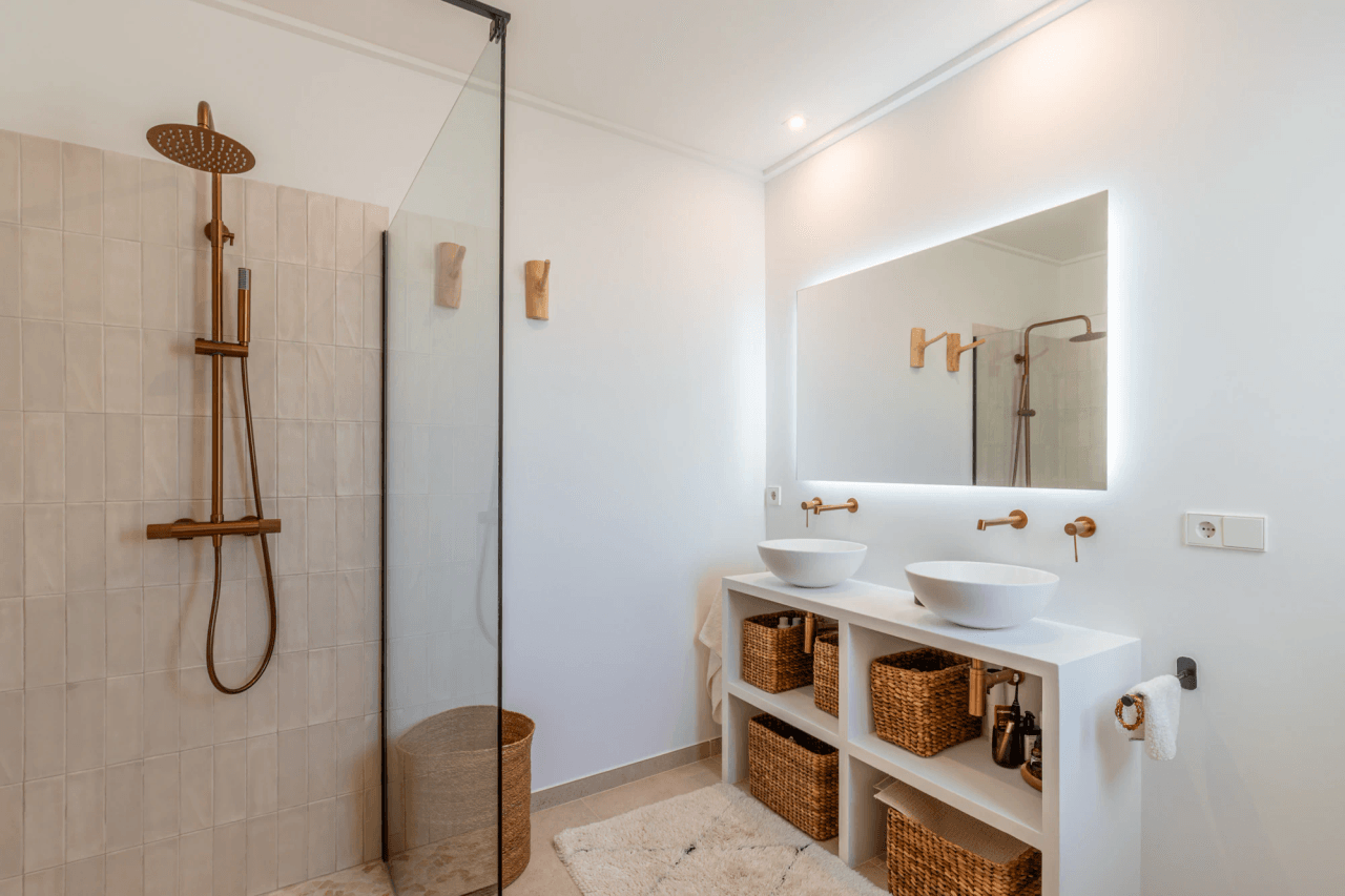 Ibiza-Stil Luxusvilla in Moraira — Mediterrane Eleganz nur 1 km vom Meer entfernt