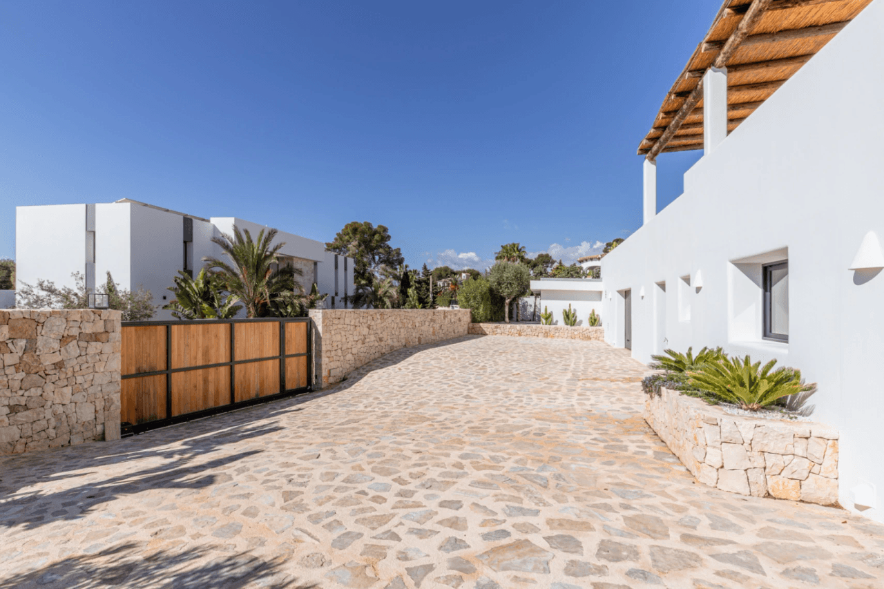 Ibiza-Stil Luxusvilla in Moraira — Mediterrane Eleganz nur 1 km vom Meer entfernt