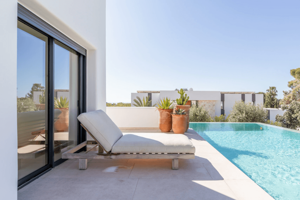 Ibiza-Stil Luxusvilla in Moraira — Mediterrane Eleganz nur 1 km vom Meer entfernt