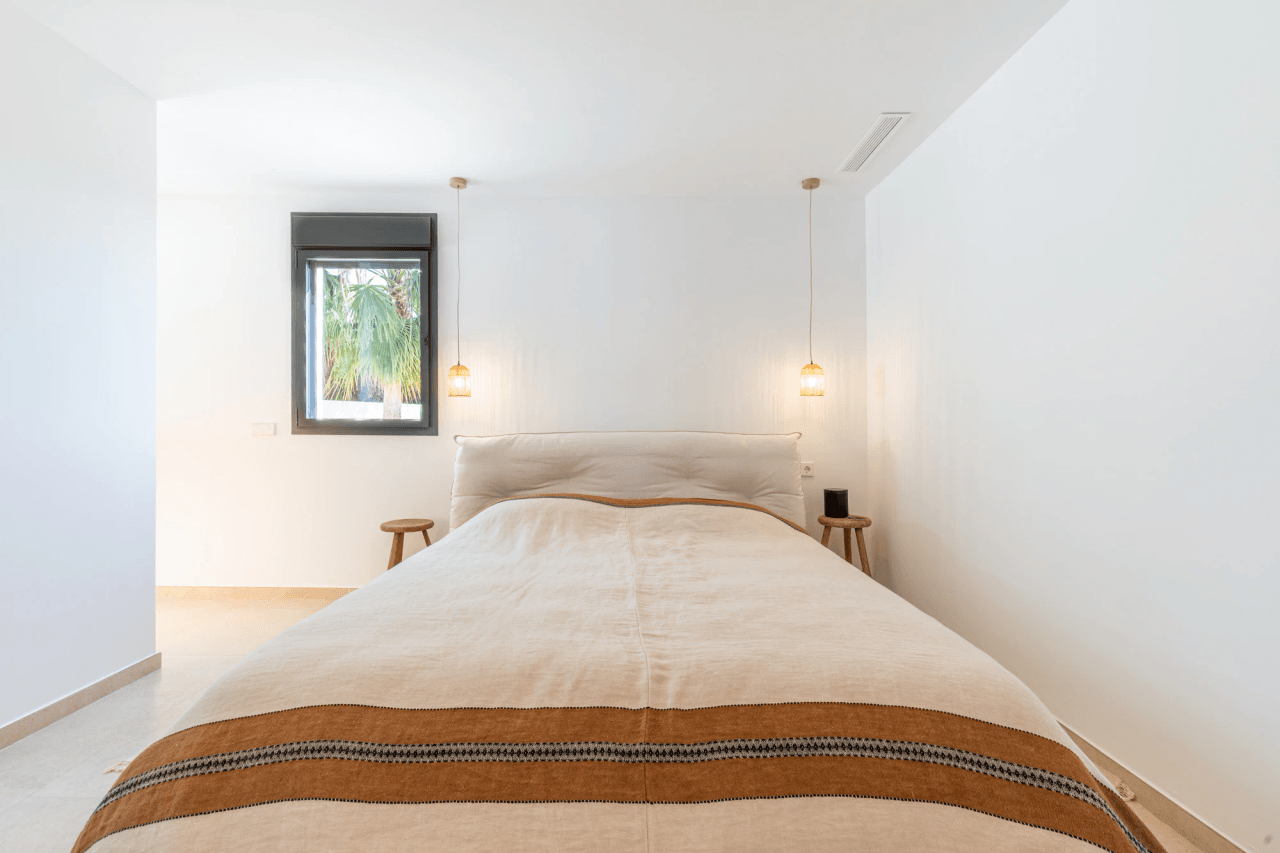 Ibiza-Stil Luxusvilla in Moraira — Mediterrane Eleganz nur 1 km vom Meer entfernt
