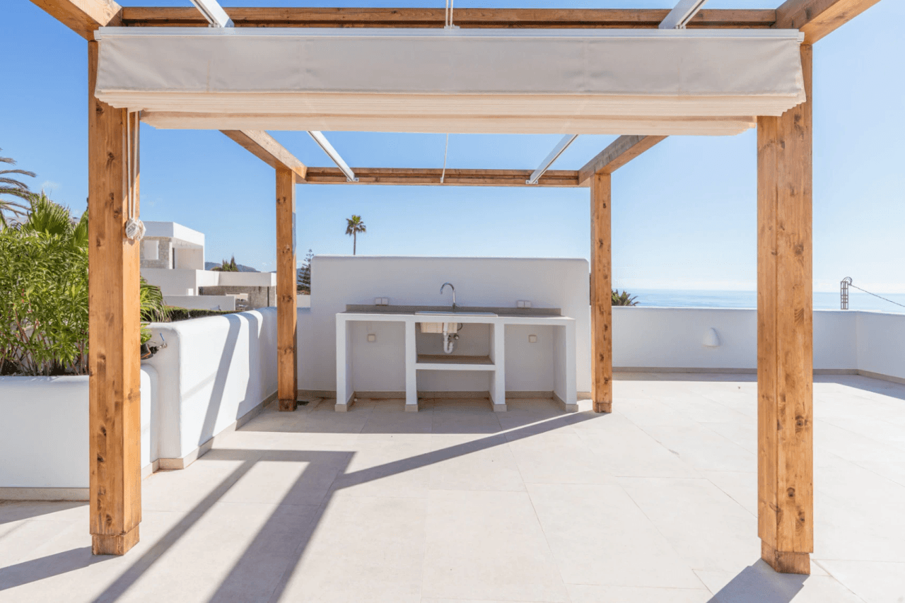 Ibiza-Stil Luxusvilla in Moraira — Mediterrane Eleganz nur 1 km vom Meer entfernt