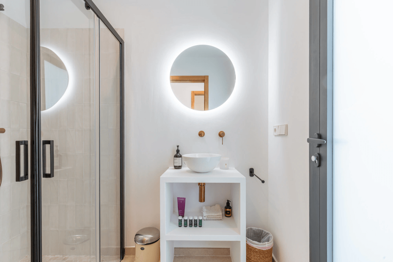 Ibiza-Stil Luxusvilla in Moraira — Mediterrane Eleganz nur 1 km vom Meer entfernt