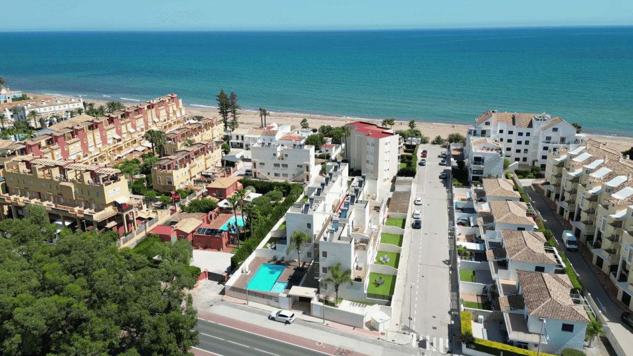 Attraktive Erdgeschosswohnung in einer exklusiven, geschlossenen Residenz mit großzügiger Terrasse und schönem teilweisem Meerblick
