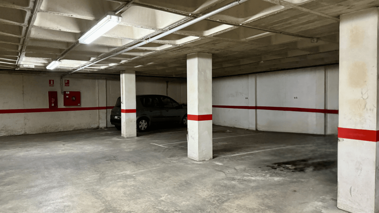 Wohnung in Vergel mit 3 Schlafzimmern, Parkplatz und Abstellraum.