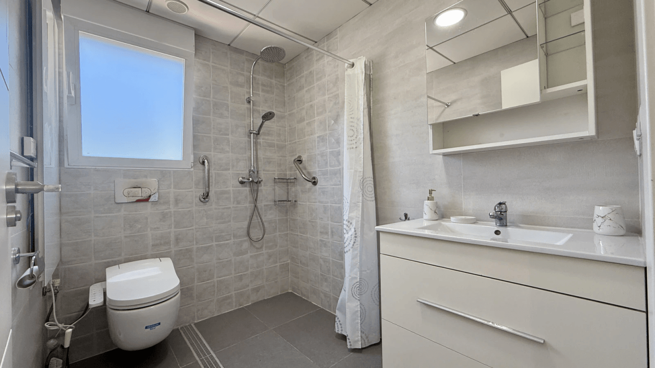 Attraktive Erdgeschosswohnung in einer exklusiven, geschlossenen Residenz mit großzügiger Terrasse und schönem teilweisem Meerblick
