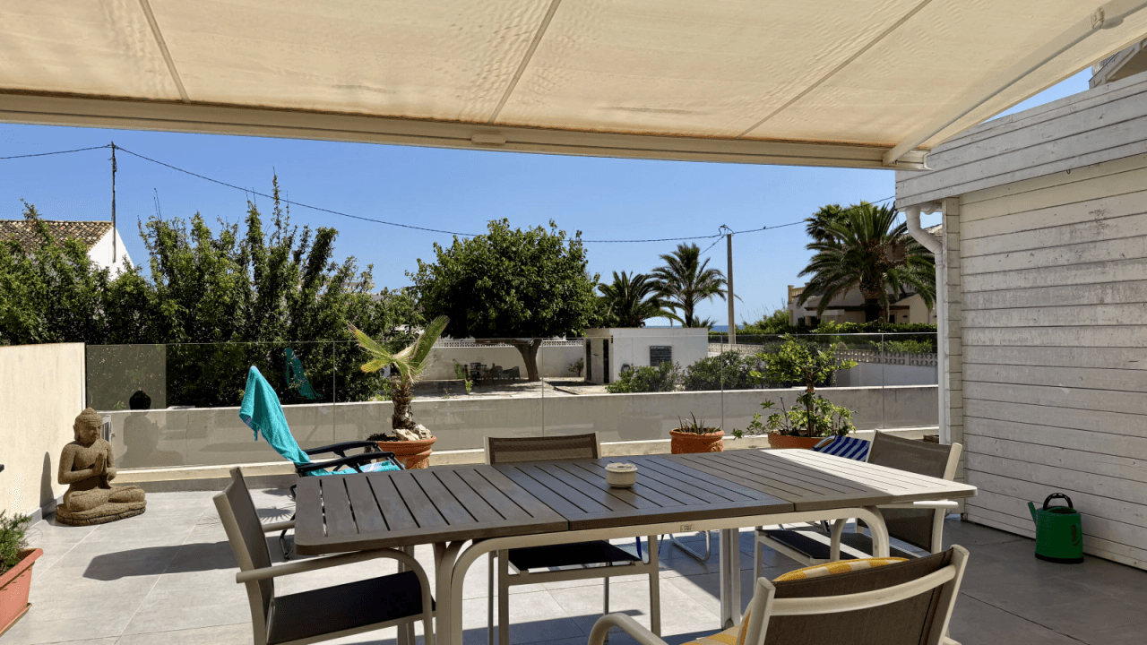 Attraktive Erdgeschosswohnung in einer exklusiven, geschlossenen Residenz mit großzügiger Terrasse und schönem teilweisem Meerblick