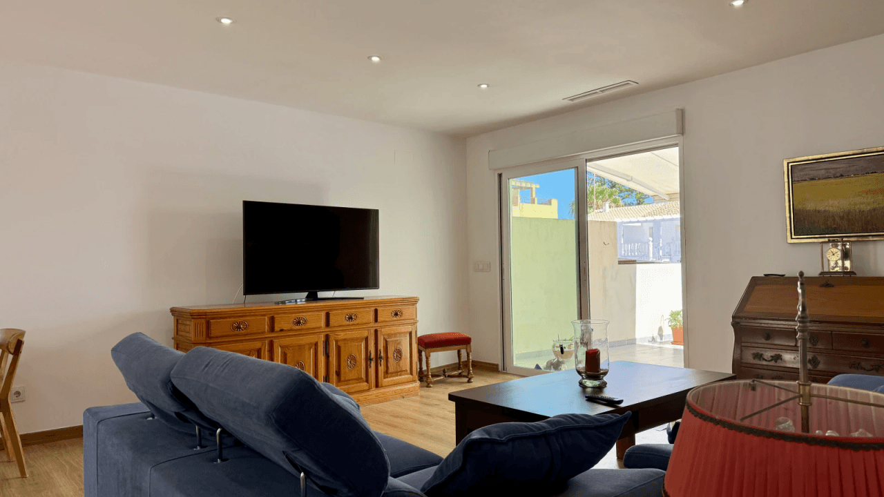 Attraktive Erdgeschosswohnung in einer exklusiven, geschlossenen Residenz mit großzügiger Terrasse und schönem teilweisem Meerblick