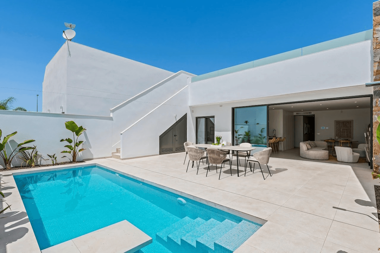 Villen mit 3 Schlafzimmern, 2 Bädern, Klimaanlage, Kfz-Stellplatz und Privatpool in der La Serena Golfanlage