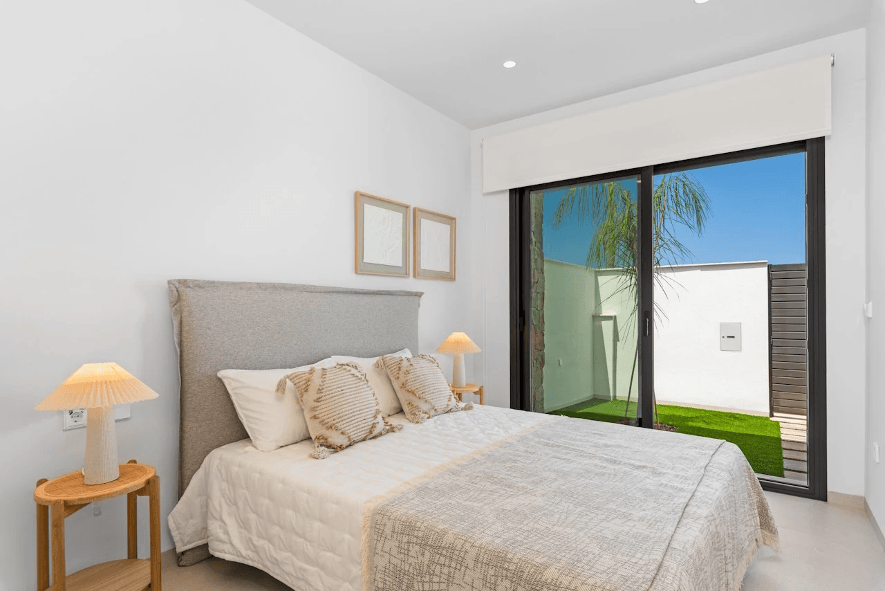 Villen mit 3 Schlafzimmern, 2 Bädern, Klimaanlage, Kfz-Stellplatz und Privatpool in der La Serena Golfanlage