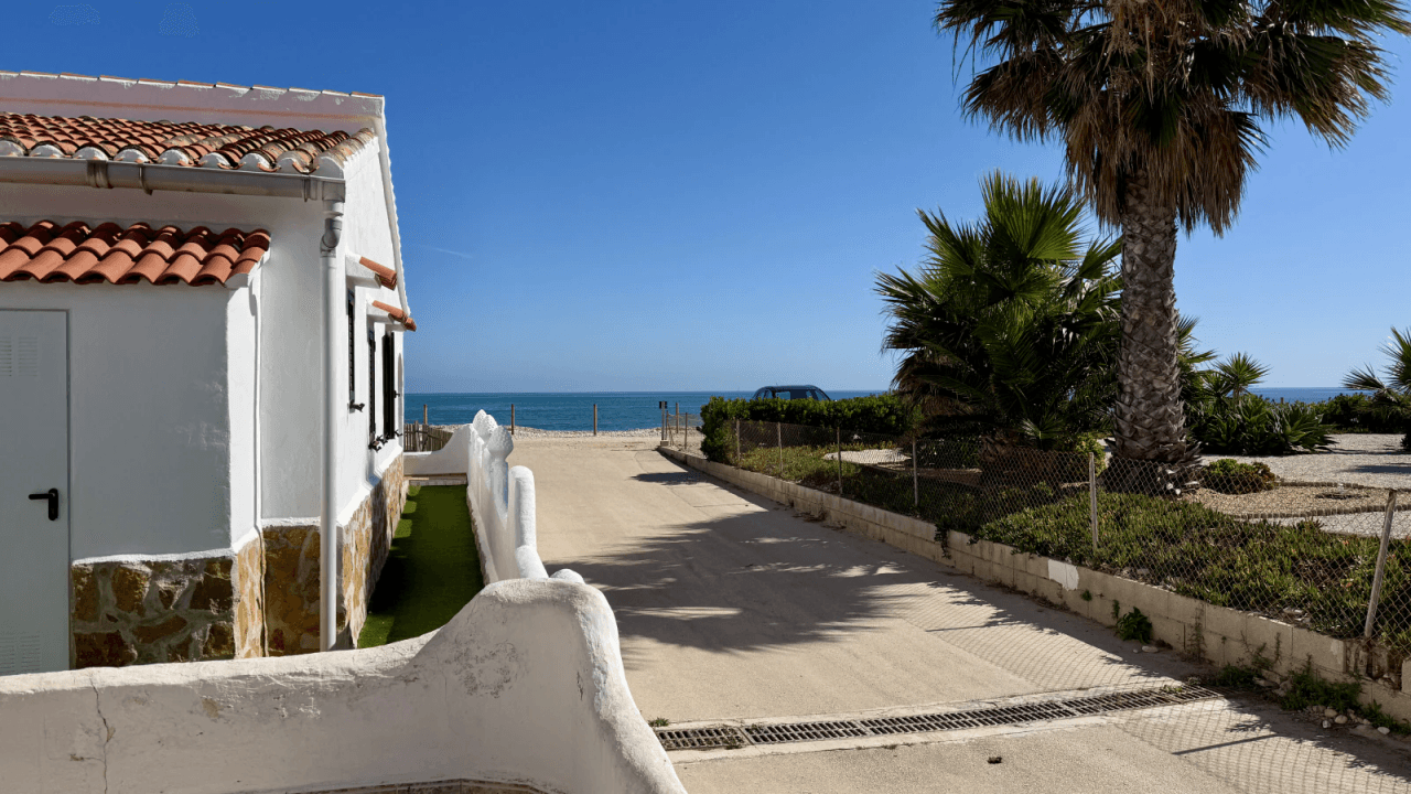 Reihenhaus mit Meerblick in zweiter Linie am Strand von Els Poblets