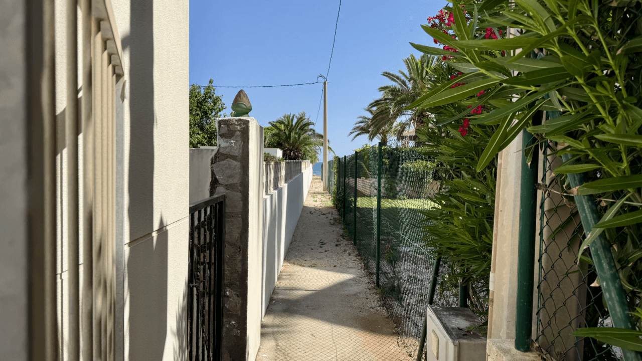 Attraktive Erdgeschosswohnung in einer exklusiven, geschlossenen Residenz mit großzügiger Terrasse und schönem teilweisem Meerblick