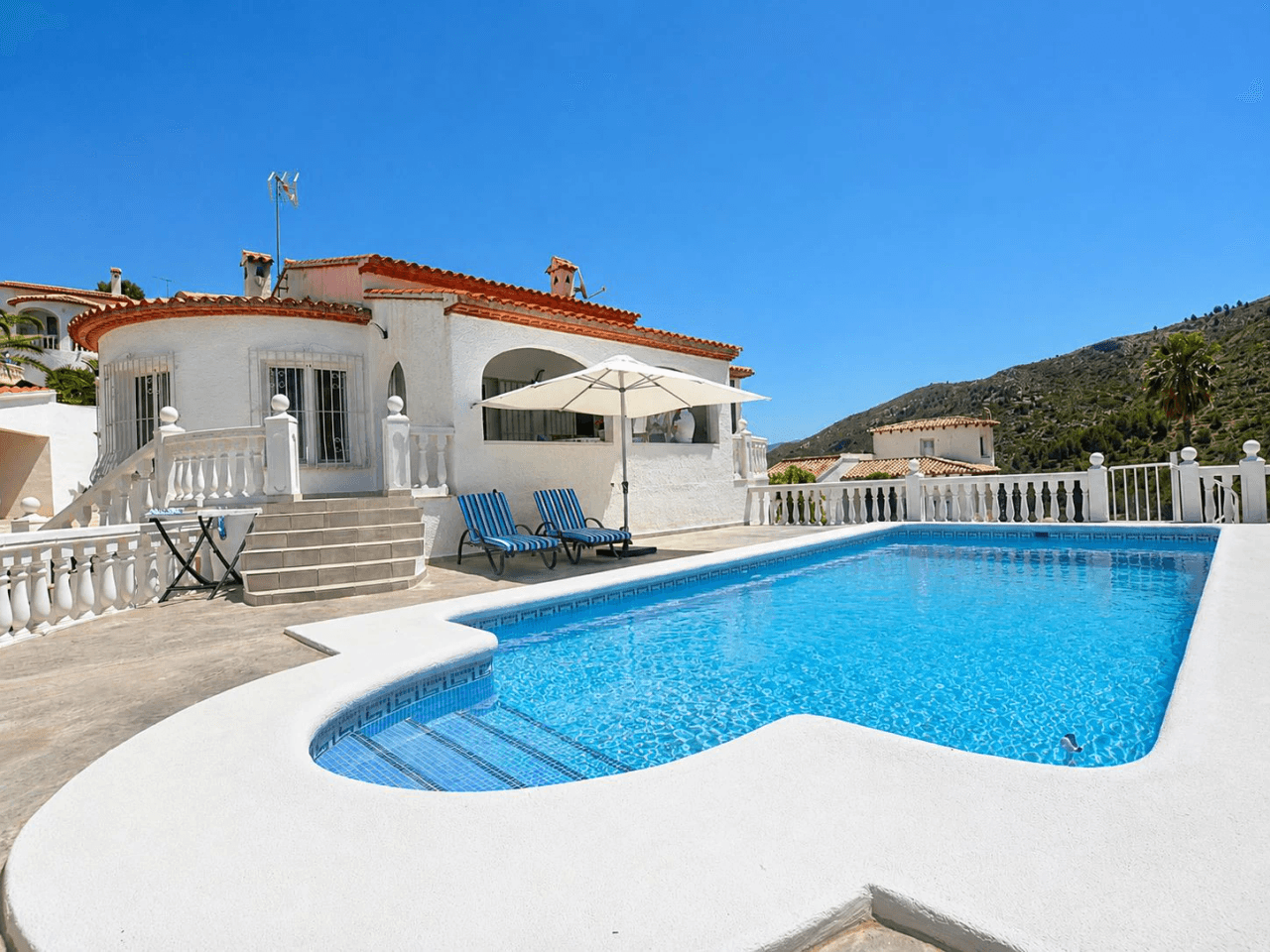 Außergewöhnliche Villa mit atemberaubendem Blick auf die Berge.