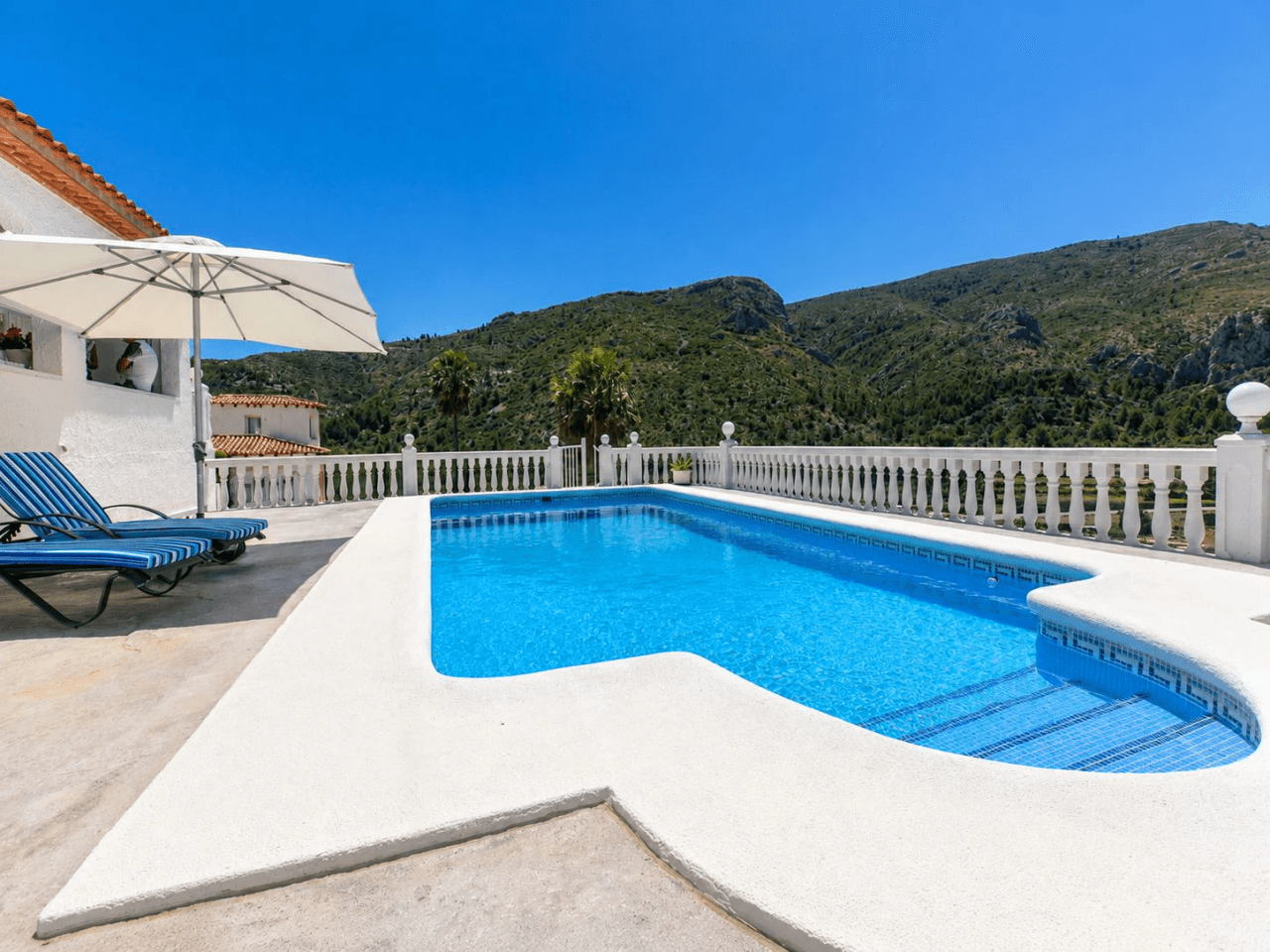 Außergewöhnliche Villa mit atemberaubendem Blick auf die Berge.