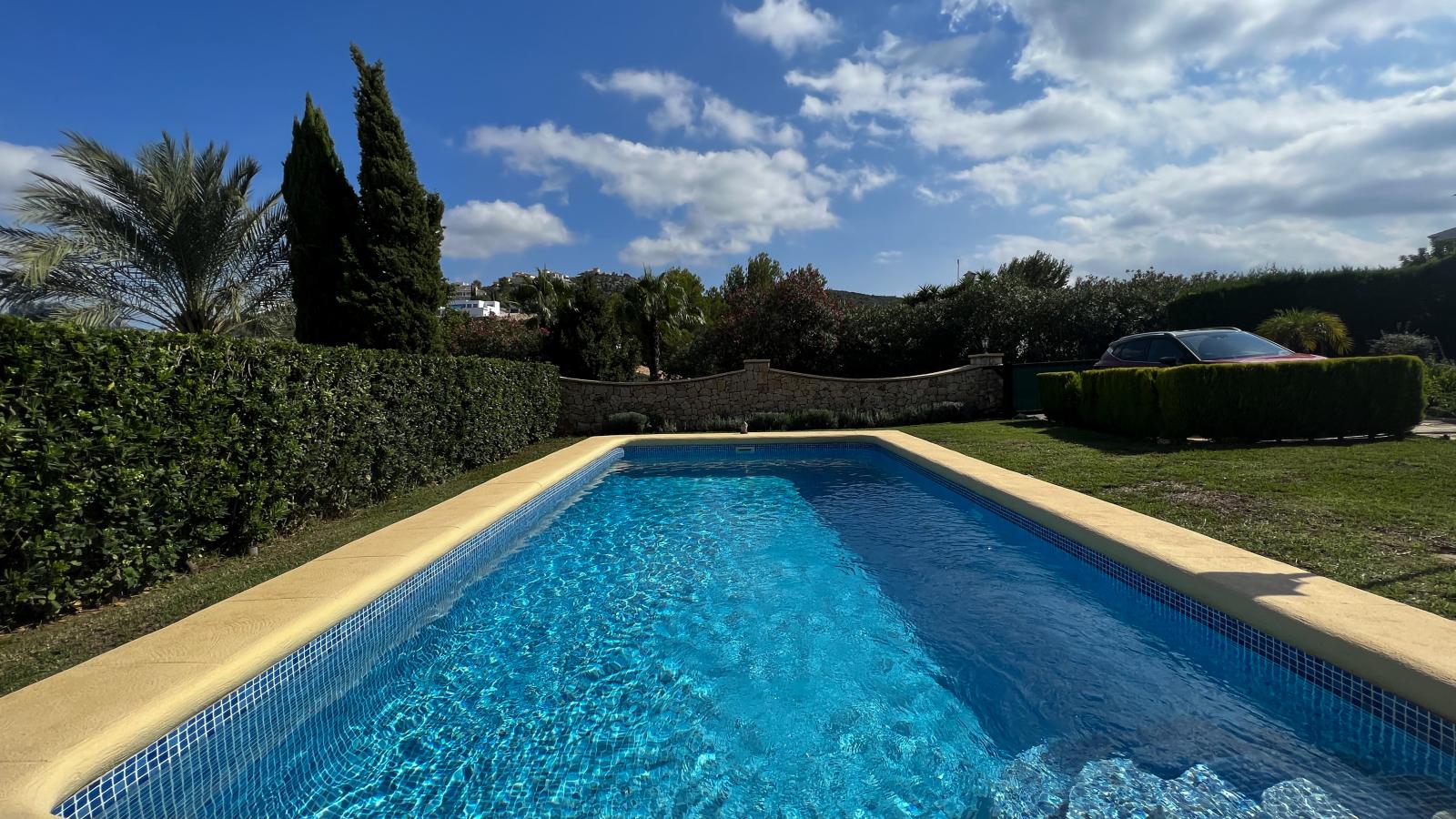 Grande villa familiale méditerranéenne avec piscine et 3 chambres à coucher, dans un quartier résidentiel calme de Rafol de Almunia