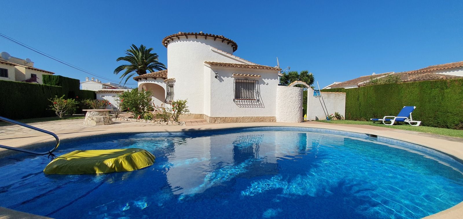 Super nice, newly renovated villa with large corner plot, large pool and winter sun.