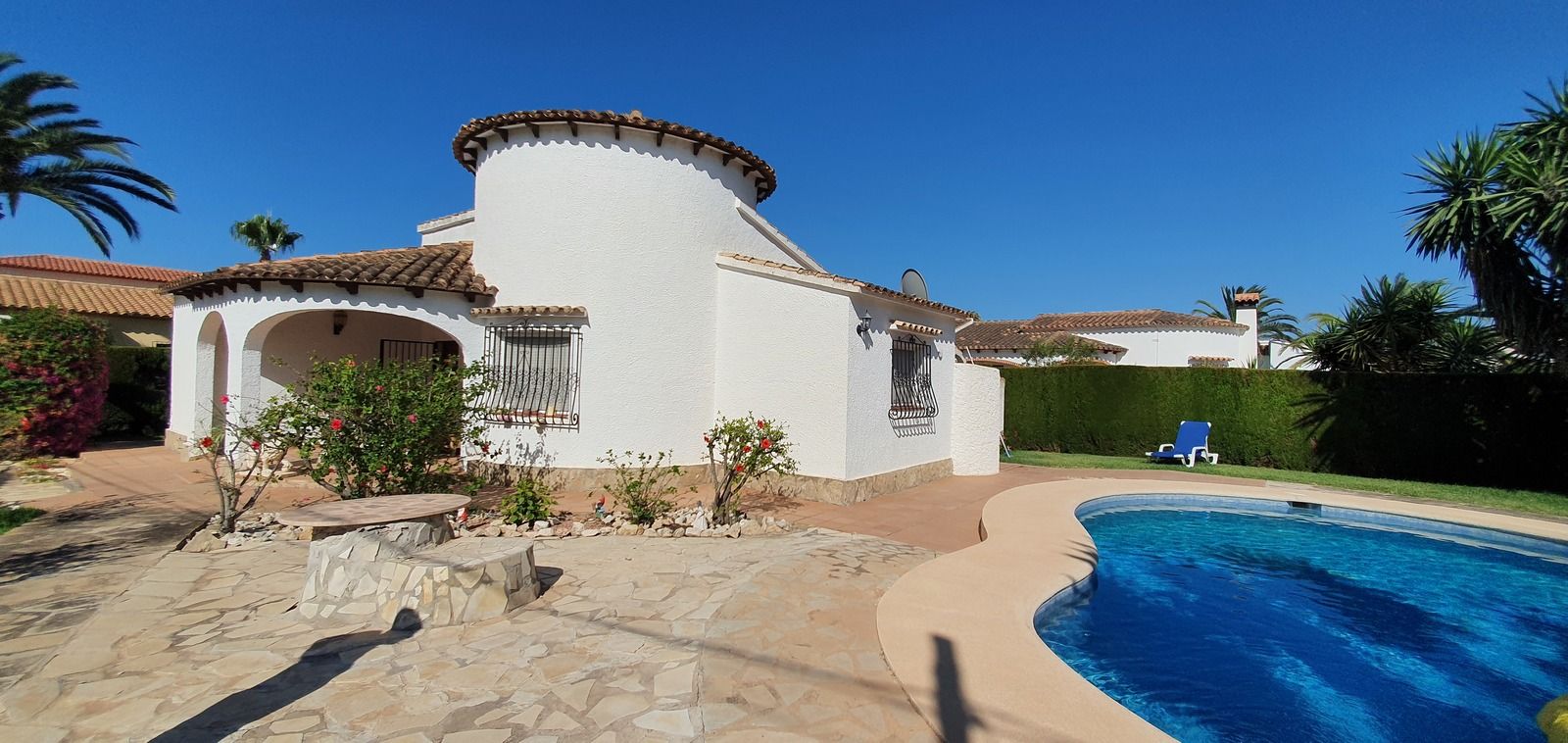 Super nice, newly renovated villa with large corner plot, large pool and winter sun.